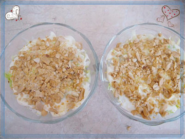 Салат с арахисом, курицей и капустой