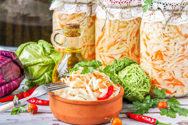Капуста быстрого приготовления с горячим рассолом и уксусом