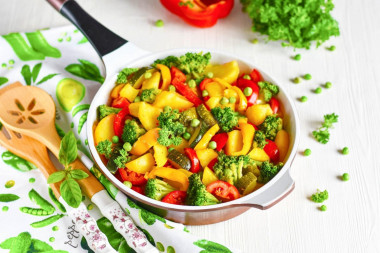 Тушеная картошка с овощами на сковороде