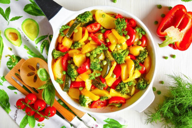 Тушеная картошка с овощами на сковороде