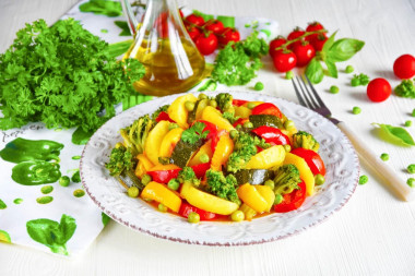 Тушеная картошка с овощами на сковороде