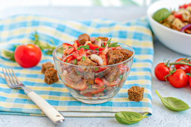 Салат с фасолью и помидорами