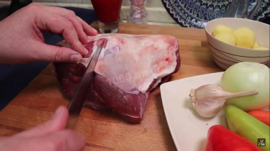 Рецепт - Лагман с картофелем, болгарским перцем и томатной пастой - Шаг 1 - 1.Отделить мясо баранины от кости, все порезать кубиком( мясо, овощи)Количество жира лучше регулируйте сами, кто любит пожирнее,оставляйте больше жира на мясе.