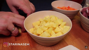 Рецепт - Лагман с картофелем, болгарским перцем и томатной пастой - Шаг 2 -  2. Морковь,лук, картошку( в оригинальном узбекском лагмане нет картошки, но мне больше нравится так) режем кубиком.Единственное что мы режем соломкой- это болгарский перец.