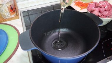 Рецепт - Лагман с картофелем, болгарским перцем и томатной пастой - Шаг 3 -  3. Наливаю масло в чугунный казан(глубокий, он отлично подойдет для приготовления лагмана).