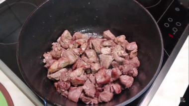 Рецепт - Лагман с картофелем, болгарским перцем и томатной пастой - Шаг 4 -  4.Начинается все как в плове, обжариваем мясо. Обжариваем до румяной корочки.Очень важно при обжаривании сначала разогреть масло, тогда мясо выделит сок, и будет еще вкуснее, мясо довести до полной готовности( не сырое и не слишком мягкое), поэтому мы сначала его обжариваем , а только потом добавляем морковь и лук.