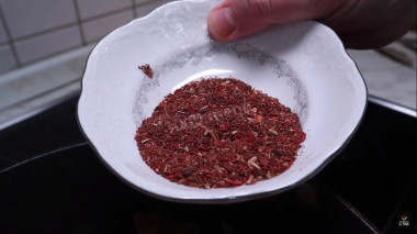 Рецепт - Лагман с картофелем, болгарским перцем и томатной пастой - Шаг 6 -  6.Посыпаем все специями для лагмана, солим.Если таких у вас нет, то их можно приготовить самим: в одну столовую ложку специй для плова добавьте половинку чайной ложки фенхеля и одну звездочку бадьяна.