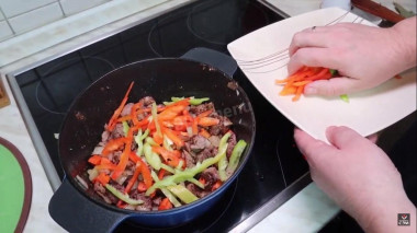 Рецепт - Лагман с картофелем, болгарским перцем и томатной пастой - Шаг 7 -  7.К смеси добавляем болгарский перец, чтобы он тоже обжарился вместе с луком и мясом.