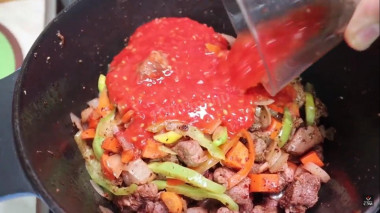 Рецепт - Лагман с картофелем, болгарским перцем и томатной пастой - Шаг 8 -  8.Добавляем томат ,добавляем воду( важно чтобы вся заготовка была покрыта водой) и приступаем к следующей стадии термообработки мяса-тушению.Отправляем в наш бульон лавровый лист.