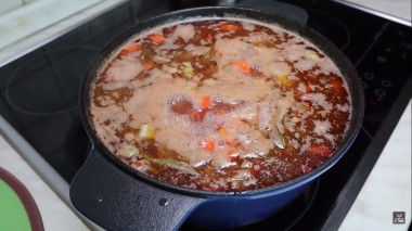 Рецепт - Лагман с картофелем, болгарским перцем и томатной пастой - Шаг 9 -  9.Добавляем картофель.Тушить будем 30 мин, картофель за это время не успеет развариться и сохранит форму,но будет мягким.Доводим до кипения и оставляем на медленном огне кипеть 30 мин.После этого снимаем пробу, чтобы убедиться готово ли мясо.В только что приготовленный бульон вдавливаем один зубчик чеснока.Иногда в бульон еще при жарке добавляют муку, чтобы она стал более тягучим.