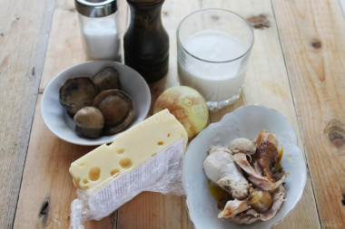 Рецепт - Курино-грибной жульен в духовке со сливками - Шаг 1 - Как делать жульен с курицей и грибами со сливками в духовке? Я взяла замороженные отварные грибы. Если вы используете свежие шампиньоны, промойте их от грязи. Выложите на кухонное полотенце. Хорошо обсушите, иначе напитавшись влагой, они станут водянистыми. Нужно ли чистить шампиньоны? Мелкие грибы достаточно хорошо промыть, более крупные лучше почистить, сняв пленки со шляпок. Также срежьте потемневшие срезы на ножках. Грибы нарежьте тонкими пластинками.