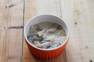 Рецепт - Курино-грибной жульен в духовке со сливками - Шаг 4 -  Возьмите кокотницы или любые другие жаропрочные порционные формочки. Разлейте грибную массу. Не доходите до краев посуды на 2-3 см, оставляя место для сыра.