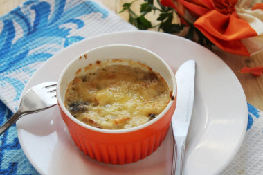 Рецепт - Курино-грибной жульен в духовке со сливками - Шаг 6 -  Заранее (за 10-15 минут до готовки) разогрейте духовой шкаф до 180-200 градусов. Запекайте жульен примерно 30 минут. Учитывайте, что каждая духовка печет по-разному, потому время запекания и температура могут отличаться от указанных. Когда сыр расплавится, вынимайте. Посыпьте жульен измельченной зеленью (укроп, петрушка). Подавайте в горячем виде прямо в кокотницах или формочках. В качестве сопровождения приготовьте салат из свежих овощей.