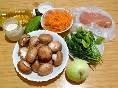 Рецепт - Салат Восторг с жареными грибами без орехов и чернослива - Шаг 1 - Подготовьте необходимые ингредиенты, указанные в списке. Овощи хорошенько помойте, зелень тоже. После обсушите. Из корейской моркови при необходимости удалите лишний сок.