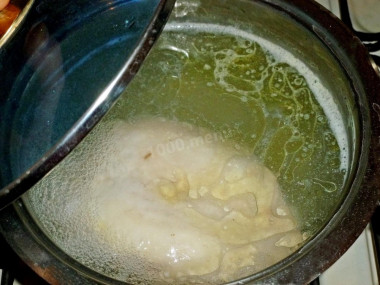 Рецепт - Салат Восторг с жареными грибами без орехов и чернослива - Шаг 2 -  Куриную грудку отварите до готовности, при варке можете добавить лавровый лист и слегка подсолить. Времени на варку уйдет примерно 50 минут. Бульон от курицы можете использовать для другого блюда.