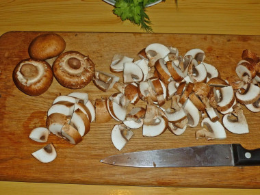 Рецепт - Салат Восторг с жареными грибами без орехов и чернослива - Шаг 3 -  Шампиньоны почистите, помойте, обсушите и нарежьте небольшими пластинками.