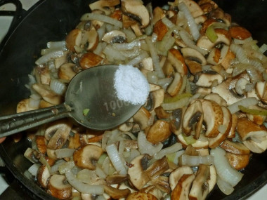 Рецепт - Салат Восторг с жареными грибами без орехов и чернослива - Шаг 6 -  Жарьте грибы с луком сначала на сильном огне минут пять, затем немного посолите, перемешайте и уменьшите огонь.