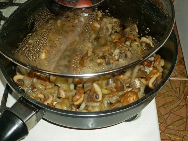 Рецепт - Салат Восторг с жареными грибами без орехов и чернослива - Шаг 7 -  Сковородку накройте крышкой и готовьте шампиньоны еще в течение 10 минут.