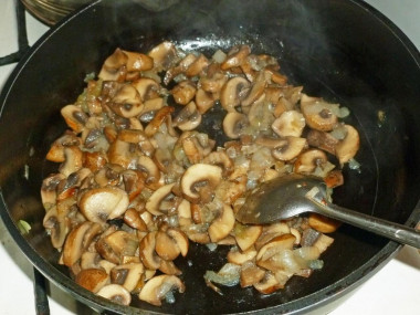 Рецепт - Салат Восторг с жареными грибами без орехов и чернослива - Шаг 8 -  Через 10 минут огонь под сковородкой выключите и дайте жареным грибам немного остыть.