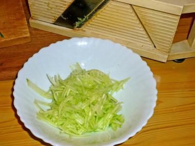 Рецепт - Салат Восторг с жареными грибами без орехов и чернослива - Шаг 9 -  Огурцы очистите от кожицы и натрите на терке мелкой соломкой, как морковку по-корейски.