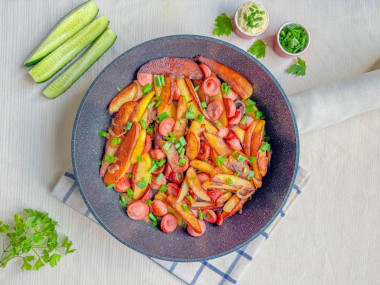 Жареная картошка с сосисками на сковороде