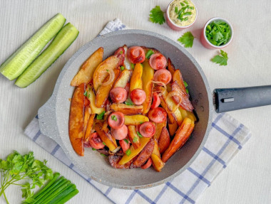 Жареная картошка с сосисками на сковороде