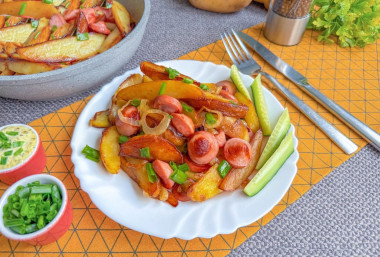 Жареная картошка с сосисками на сковороде