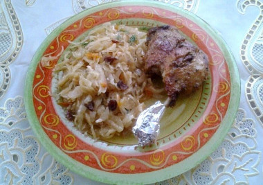 Утиные окорочка с квашеной капустой и клюквой в духовке