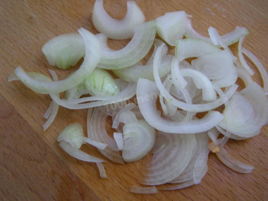 Рецепт - Салат с копченой белой рыбой и жареными шампиньонами - Шаг 2 -  Очищенную луковицу нарежьте полукольцами или измельчите кубиком, на ваш выбор.