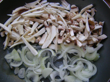 Рецепт - Салат с копченой белой рыбой и жареными шампиньонами - Шаг 3 -  Сковороду разогрейте, грибы и лук отправляйте в уже нагретое на сковороде масло. Я довела до состояния, когда все зашкворчало, а потом присолила, поперчила, приправила специями, уменьшила огонь, накрыла крышкой и притушила. Но не забываем между делом все это переворачивать лопаточкой, иначе может приогреть.