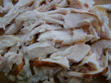 Рецепт - Салат с копченой белой рыбой и жареными шампиньонами - Шаг 4 -  Пока шампиньоны и лук готовятся, займемся другими продуктами, в частности, вторым главным персонажем этого салата, кoпчeной белой рыбой. Сделаем нарезку в виде небольших ломтиков. Нарезайте мелко или чуть крупнее, по своему вкусу, но так как салат выкладывается слоями, учтите, чтобы кусочки было удобно брать и есть вместе с остальными ингредиентами.