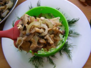 Рецепт - Салат с копченой белой рыбой и жареными шампиньонами - Шаг 7 -  Теперь выкладываем остывшие жареные шампиньоны с луком (смесь не должна быть горячей!), и тоже смажем мaйoнeзом.