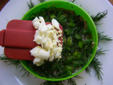 Рецепт - Салат с копченой белой рыбой и жареными шампиньонами - Шаг 8 -  Грибы посыплем мелко нарезанной зеленью, а сверху разместим уже остывшее, очищенное и мелко порезанное яйцо. Можно нарезать мелко ножом, воспользоваться яйцерезкой или натереть на терке.