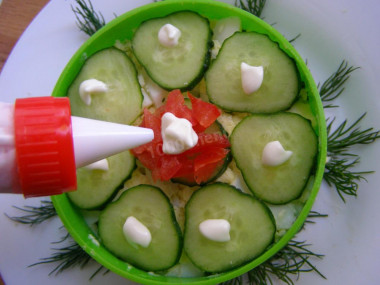 Рецепт - Салат с копченой белой рыбой и жареными шампиньонами - Шаг 9 -  Смазав последний слой майонезом, украсим наш салатик по вкусу. Приятного аппетита!