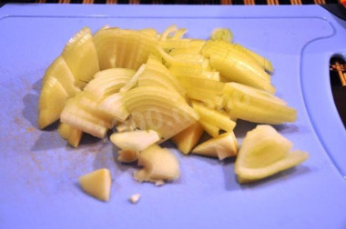 Рецепт - Салат консервированная фасоль майонез лук грибы ветчина - Шаг 2 -  Первым делом очищаем репчатый лук и нарезаем его не сильно мелко - четверть кольцами.