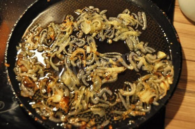 Рецепт - Салат консервированная фасоль майонез лук грибы ветчина - Шаг 3 -  Обжариваем лук на разогретой сковороде с добавлением растительного масла. Жарим на среднем огне при помешивании до золотистого цвета - это примерно 4-5 минут.