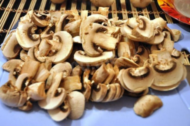 Рецепт - Салат консервированная фасоль майонез лук грибы ветчина - Шаг 4 -  Свежие шампиньоны моем, нарезаем тонкими ломтиками и обжариваем в масле отдельно от репчатого лука.