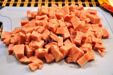 Рецепт - Салат консервированная фасоль майонез лук грибы ветчина - Шаг 5 -  Далее нарезаем ветчину кубиками небольших размеров.