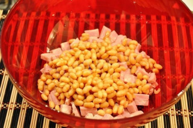 Рецепт - Салат консервированная фасоль майонез лук грибы ветчина - Шаг 6 -  Сборка салата - это заключительный этап нашего с вами кулинарного процесса. Он не займет много времени. Берем глубокую миску или салатницу и выкладываем в нее все подготовленные ингредиенты: обжаренные грибы и лук, ветчину и консервированную фасоль, с которой нужно предварительно слить сок, чтобы салат не получился жидким и водянистым. Фасоль я консервирую сама в конце лета или начале осени во время сбора урожая.