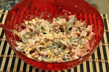 Рецепт - Салат консервированная фасоль майонез лук грибы ветчина - Шаг 8 -  Заправляем салат майонезом и еще раз тщательно перемешиваем. Майонез я брала жирный (50%), поскольку он в меру густой и для этого салата подошел в самый раз.