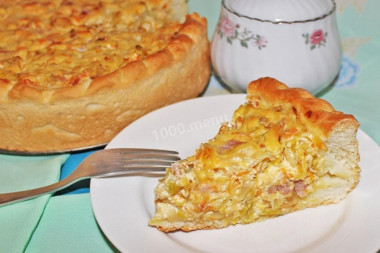 Пирог с квашеной капустой, беконом и сыром