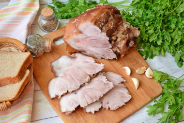 Свиная рулька вареная в луковой шелухе