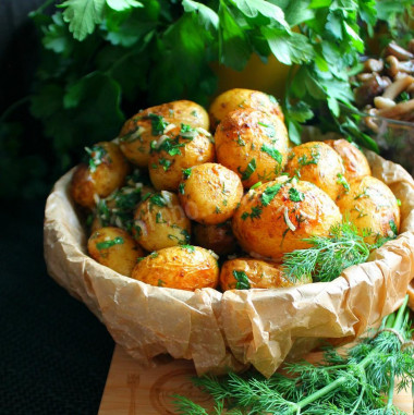 Множество вкусных рецептов с мелкой картошкой, приготовленной в мундире