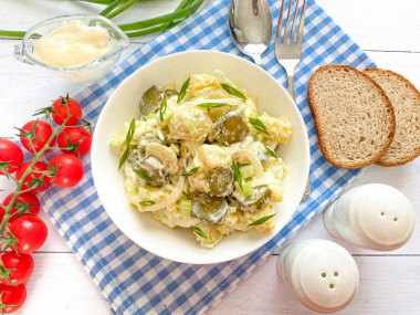 Картофельный салат по-американски с маринованными огурцами