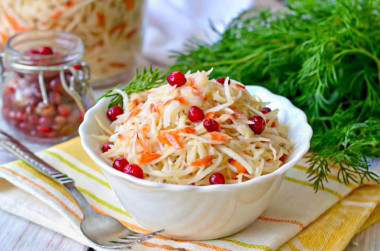 Квашеная капуста с клюквой