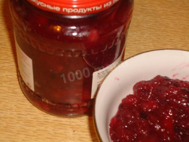 Пряное варенье из яблок с брусникой и корицей