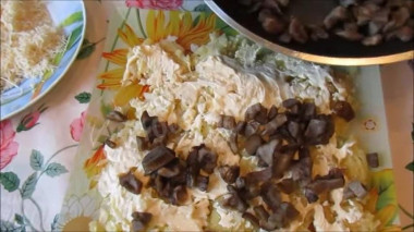Рецепт - Слоеный салат с курицей, грибами и картофелем - Шаг 3 -  Вторым слоем выкладываем обжаренные грибы, на грибной слой майонез не наносим.