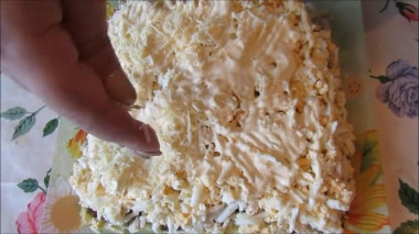Рецепт - Слоеный салат с курицей, грибами и картофелем - Шаг 5 -  На куриный слой выкладываем потертые на крупной терке куриные яйца, этот слой нужно посолить и смазать майонезом. Последний слой сырный – присыпаем потертым на мелкой терке сыром салат сверху и с боков, украшаем по желанию (я украсила веточкой петрушки) и отправляем в холодильник пропитаться на полчаса.