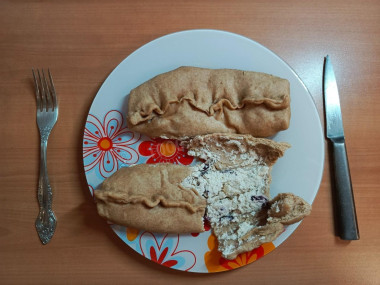 дрожжевой пирожок с творогом, бананом и изюмом