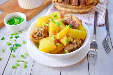 Тушеная картошка с курицей в сковороде